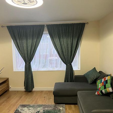 Very Spacious 2 Bed Apartment Close To Lakeside Grays 外观 照片